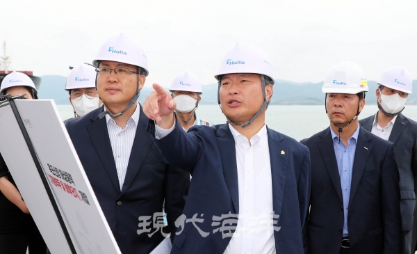 조석훈 전남해상풍력산업과장, 박창환 부지사, 여종구 목포신항만(주) 대표(왼쪽부터)가 목포신항만에 방문해 현장을 점검하고 있다.