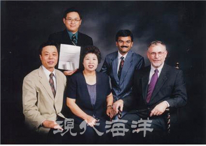 2001년 국제 다이옥신학회 우수 발표상 수상 기념 촬영. (아래 왼쪽부터)고철환 교수님, 지순희 선생님, 칸난 박사남, 기지 교수님