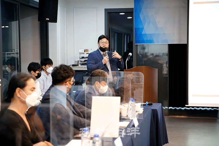 김도훈 부경대 교수가 주제 발표를 하고 있다.