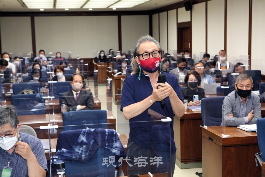 방청객이 질의하고 있다.