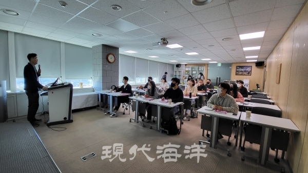 17일, 서울시농수산식품공사가 주관하는  '서울형 청년 밀키트 창업 지원'사업에 참가한 청년들이 오리엔테이션 교육을 받고 있다.