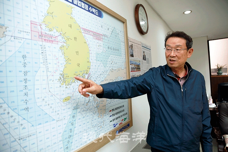 정영훈 한국수산회장이 한·중·일 어업협정도를 보며 한·중민간어업협정에 대해 설명하고 있다. 사진_박종면 기자