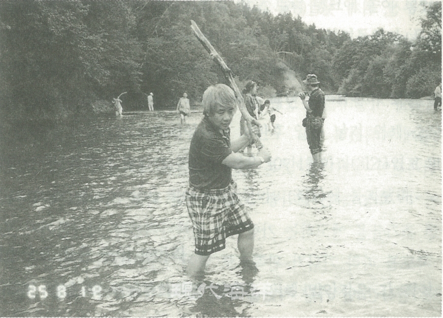 유지노사할린스크 인근의 오체프 강에서 몽둥이로 연어를 잡는 저자. 몽둥이로 강물을 내리치면 그 울림에 의해 연어가 뒤집혀지면 손으로 움켜잡는다.(출처_대양에 선 개척자들, 남달성 저)