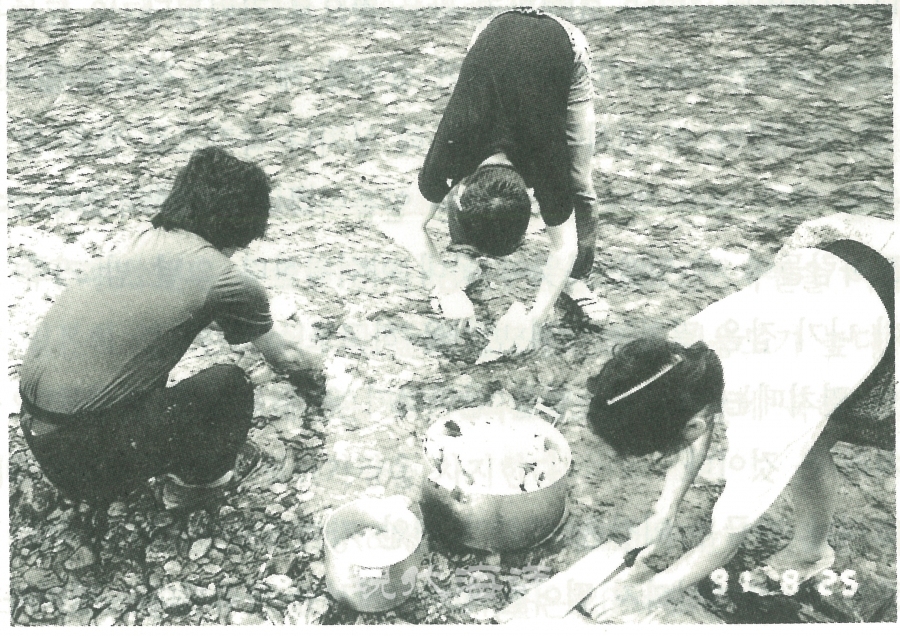 동료들이 잡은 연어를 다듬어 요리를 준비하고 있다. 연어에서 알을 제외, 탕을 끓이기 위해 육질을 다시 손질하고 있다. (출처_대양에 선 개척자들, 남달성 저)