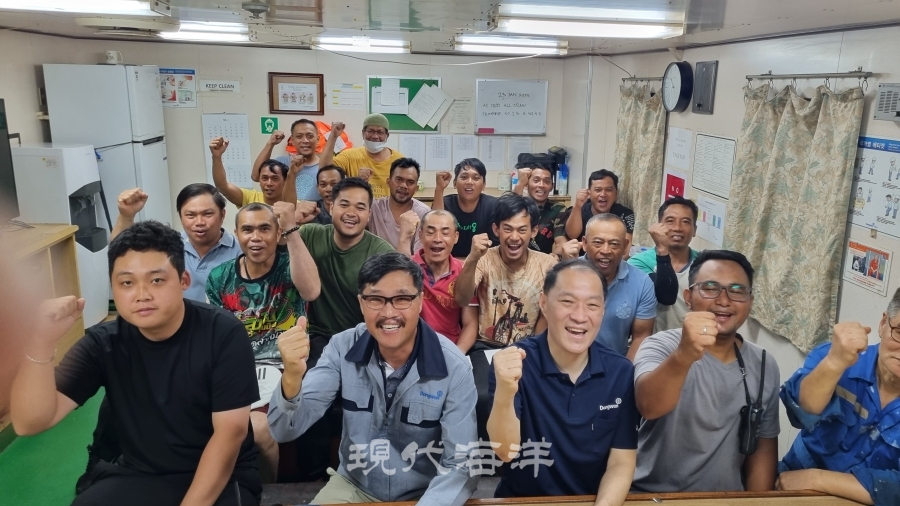 선원들의 생활환경과 조업환경을 살피기 위해 승선한 민은홍 대표가 선원들과 파이팅을 외치고 있다.