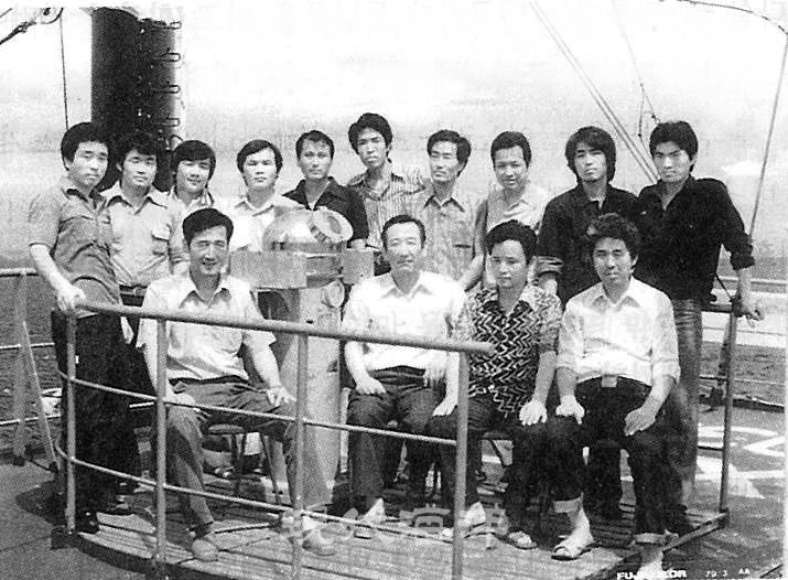 남빙양 크릴 새우 개척단들. (앞줄 왼쪽부터) 박형관 어로장, 허종수 조사단장, 이문기 사장, 뒷줄 왼쪽 세번째가 남달성 기자