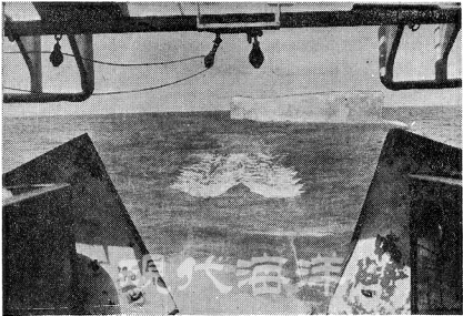 선미에서 그물을 끌며 크릴 어로에 여념없는 남북호. 배 뒤로 빙산이 보인다.