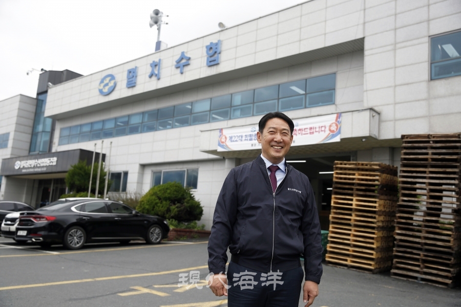 멸치수협 본소 앞에서 수협 운영 방향에 대해 설명하는 최필종 조합장