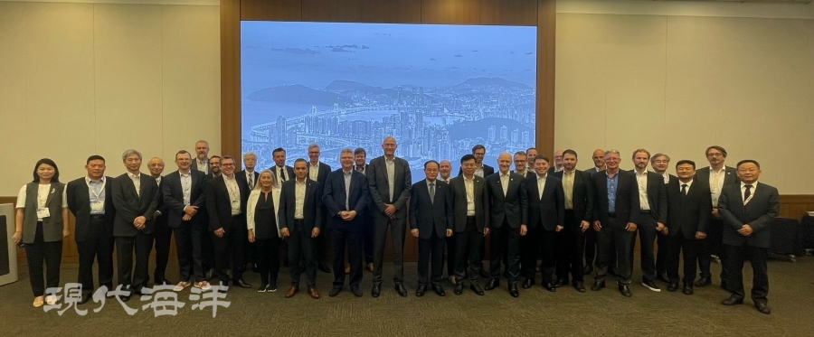 「제30회 국제내연기관협회(CIMAC) 세계총회」 주요 참석자들이 기념 촬영을 하고 있다.