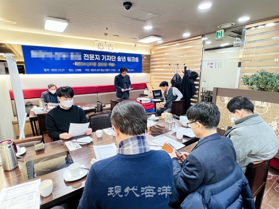 전문지 기자들.