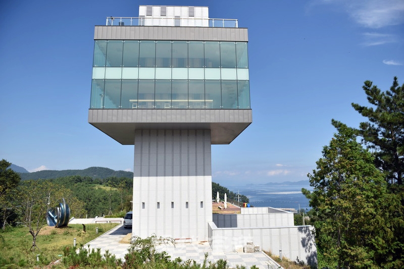 수협효시공원. 거제한산가조어기조합과 거제한산모곽전(毛藿田) 조합이 수산업협동조합의 효시가 됐다.
