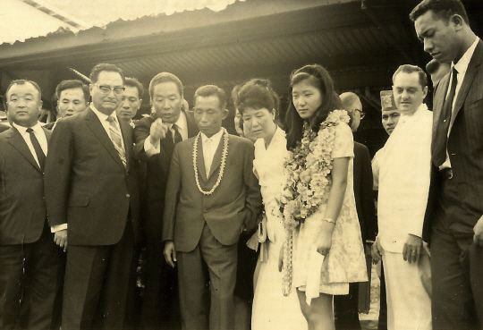 1968년도 박정희 대통형이 육영수 여사, 박근혜 영애 등과 사모아 원양어업기지를 둘러보고 있다. 박 대통령 뒤가 심상준 사장