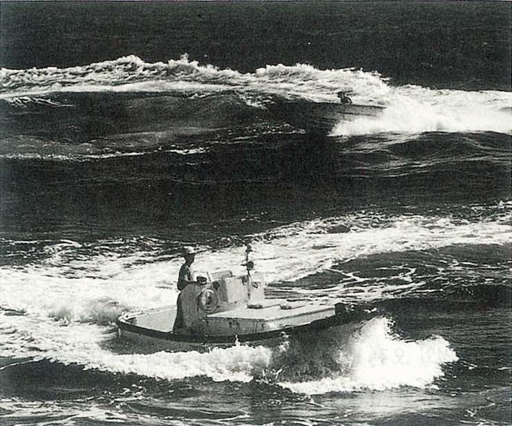 코스타 데 마필호 투망 후 그물이 뚫린 본선 쪽 부근에서 어군의 도주를 막기 위해 네트 보트(윗쪽)와 스피드 보트(아랫쪽)가 물살을 일으키고 있다.