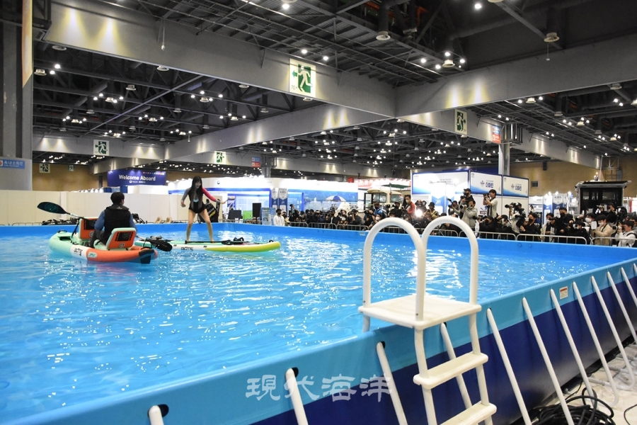 2023 경기국제보트쇼에서 카약, 서핑을 시연하고 있다.