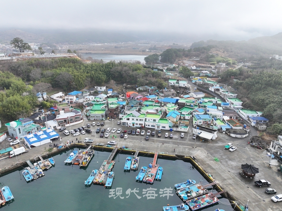 거제시 죽림마을전경, 왼쪽 상단 소나무가 산신제가 열리는 상당이며, 마을 뒤쪽 바다에서 앞에 포구로 넘어오는 마을어귀에 하당이 있다.