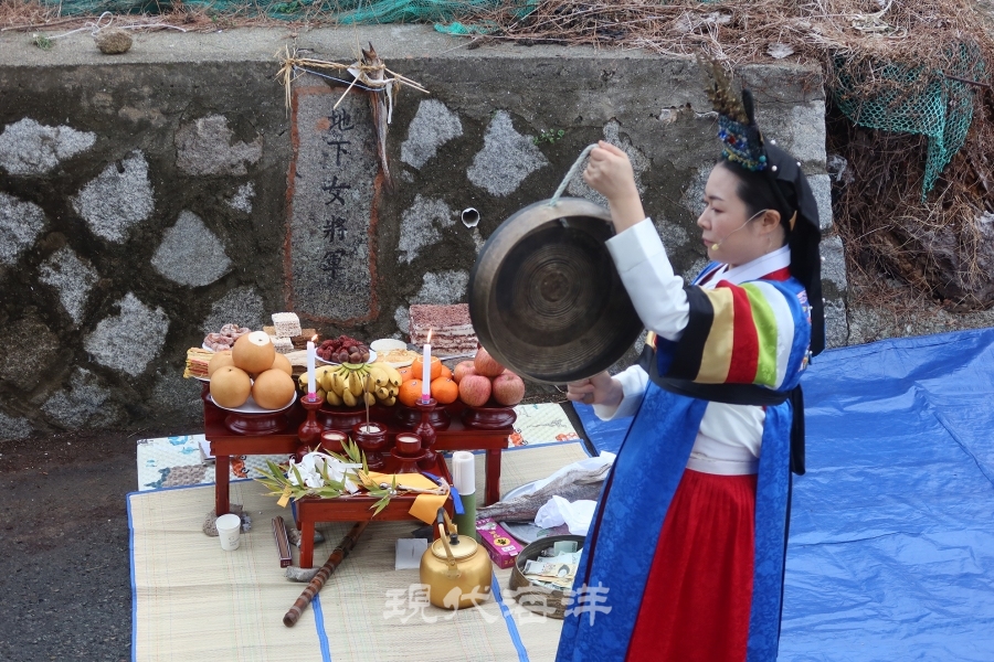 별신굿을 알리는 지모(무녀)