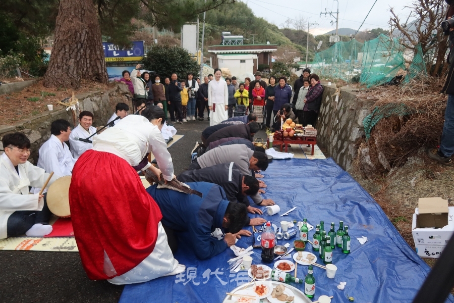 대구를 들고 나쁜 기운을 내치고 복을 부르는 행위