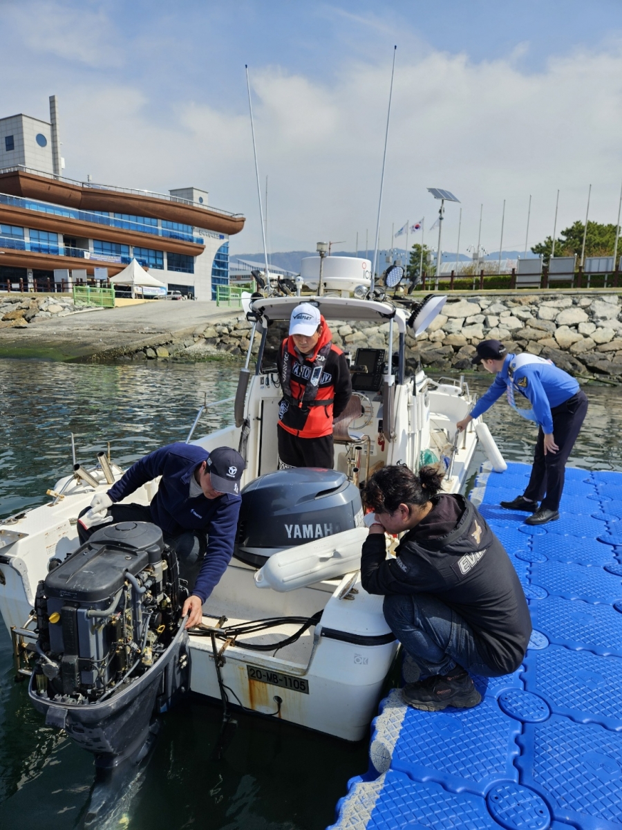 창원해경과 한국수상레저안전협회 경남지부 직원들이 안전점검과 교육을 하고 있는 장면