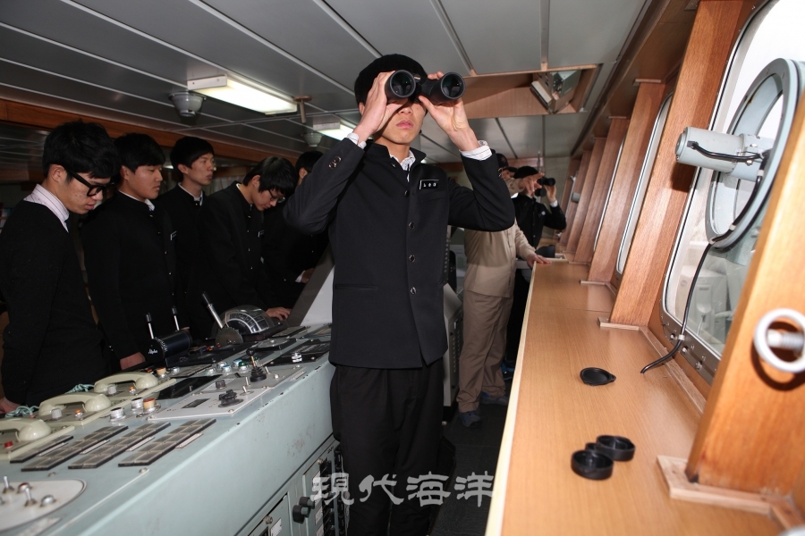 해기인력 문제는 정부에서 원양어업의 비전을 제시하고, 산업을 육성하겠다는 강한 의지를 정책으로 보여준다면 원양어업에 대한 투자가 늘어나고 더불어 선원에 대한 근로 여건도 함께 개선이 가능한 환경이 마련될 것이다. 사진은 완도수산고 항해 실습 장면.