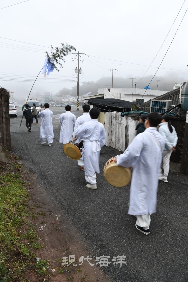 마을 곳곳을 돌면서 마을을 지키는 모든 신을 모시는 골메기굿