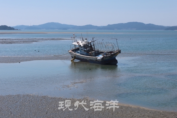 벌말 갯벌에 정박한 어선
