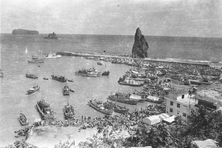 1970년대 저동항. 저동리 가운데 하천이 저동천이며 좌우로 큰 모시개와 작은 모시개가 위치해 있다.