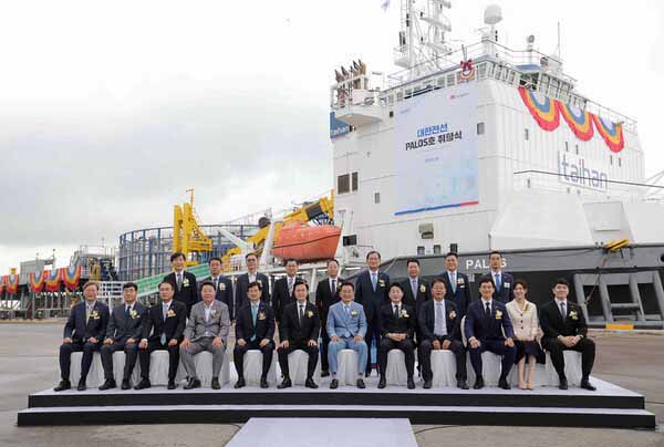 대한전선은 24일 대한전선 당진 해저케이블공장이 위치한 아산국가단지 고대부두에서 6,200톤급 해저케이블 포설선 ‘팔로스(PALOS)’의 취항식을 개최했다. 참석자들이 팔로스호 앞에서 기념촬영을 하고 있다. 사진 왼쪽부터 김창범 한국경제인협회 상근부회장, 변혜중 평택지방해양수산청 청장, 송종민 대한전선 대표이사 부회장, 오성환 당진시장, 김선규 호반그룹 회장, 김태흠 충남도지사, 김상열 서울신문 회장, 이호현 산업통상자원부 에너지정책실장, 김재군 한국전력공사 처장, 김대헌 호반그룹 기획총괄 사장과 배우자(김민형), 김민성 호반산업 전무. 사진_대한전선 제공