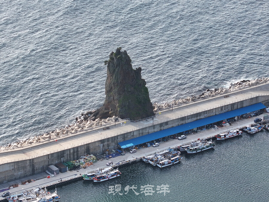 촛대바위, 저동항 입구에 있는 촛대바위, 지금은 방파제로 연결되어 있다