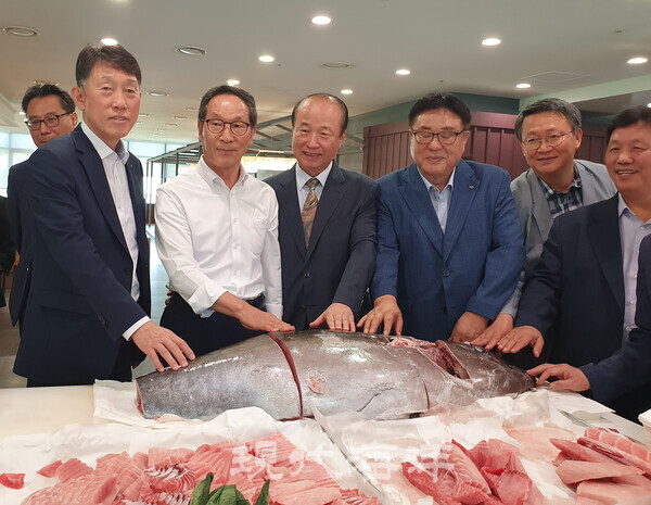 한국원양산업협회는 14일 한국농어촌공사와 농어촌공사 직원 대상 시식행사와 횟감용 참치 등 선물세트 판촉 행사를 진행했다.