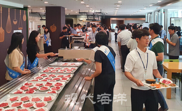 한국농어촌공사 임직원들이 시식회에서 준비된 참치회를 배식받고 있다.