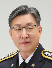 김종욱 청장은 1968년 경남 거제 출생으로 거제 제일고 졸업, 경상국립대학교에서 법학 석사 학위를 취득하고, 박사 과정을 수료했다. 1989년 순경 공채로 해경에 입문한 그는 해양경찰청 교육원장, 해양경찰청 수사국장 등을 역임했고 치안감인 서해지방해양경찰청장에서 치안총감으로 2계급 승진해 해양경찰 창설 70년 이래 순경 출신 첫 해양경찰청장으로 취임했다.