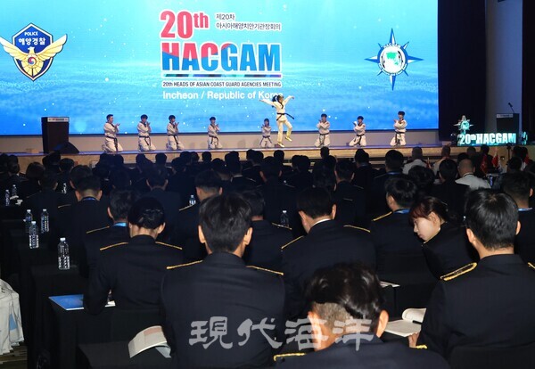 태권도 시범단이 제20차 아시아 해양치안기관장회의(HACGAM) 개회식 오픈닝 무대를 꾸몄다(사진=지승현 기자).