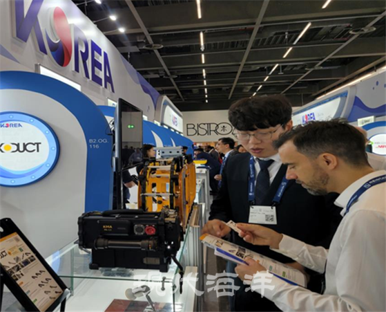 독일 함부르크에서 열린 조선전시회에서 부산기업 관계자들이 바이어를 상대로 상담을 하고 있다.