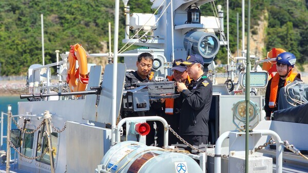 김종욱 해양경찰청장이 지난 11일 백령도 특수진압대에 방문해 가을 꽃게철 불법조업 외국어선 단속 현장을 점검하고 있다.