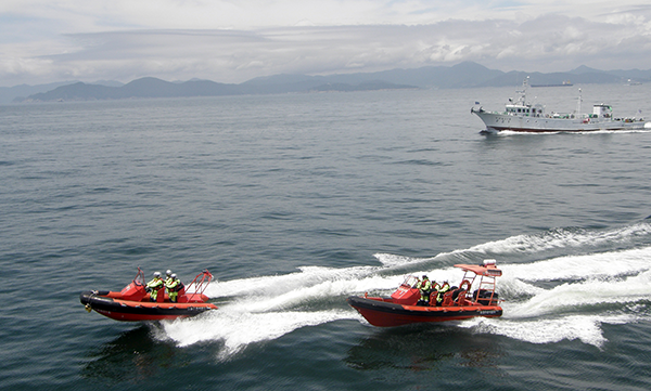 해양수산부가 10월 한 달간 가을철 성어기를 맞아 고질적 불법어업 행위 집중 단속에 나선다. 사진은 어업관리단 단속정 출동 장면.
