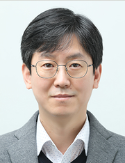 김종덕 KMI 원장은 부산 출신으로 서울대 농공학과를 나와 서울대 대학원에서 수문학(공학석사)을 전공했다. 이어 일본대학 이공학부에서 해양건축으로 공학박사 학위를 취득했다.김 원장은 KMI 기획조정본부장, 미래전략연구본부장 등을 지냈으며, 해양수산부 해양수산과학기술위원회 위원, 농어업인 삶의 질 향상 및 농어촌 지역개발실무위원회 위원 등으로 활동했다.