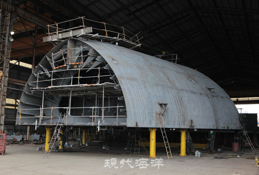 국내 모 조선소에서 선박블록을 제작하고 있다.