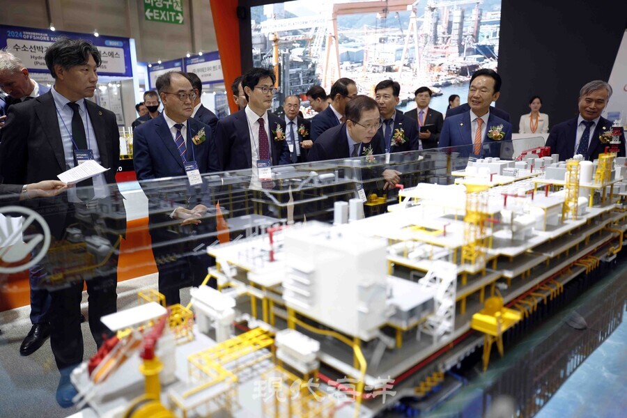 16일 조선해양플랜트국제전시회를 찾은 관람객들이 부유식 원유생산저장하역설비(FPSO)를 둘러보고 있다. 사진_박종면 기자