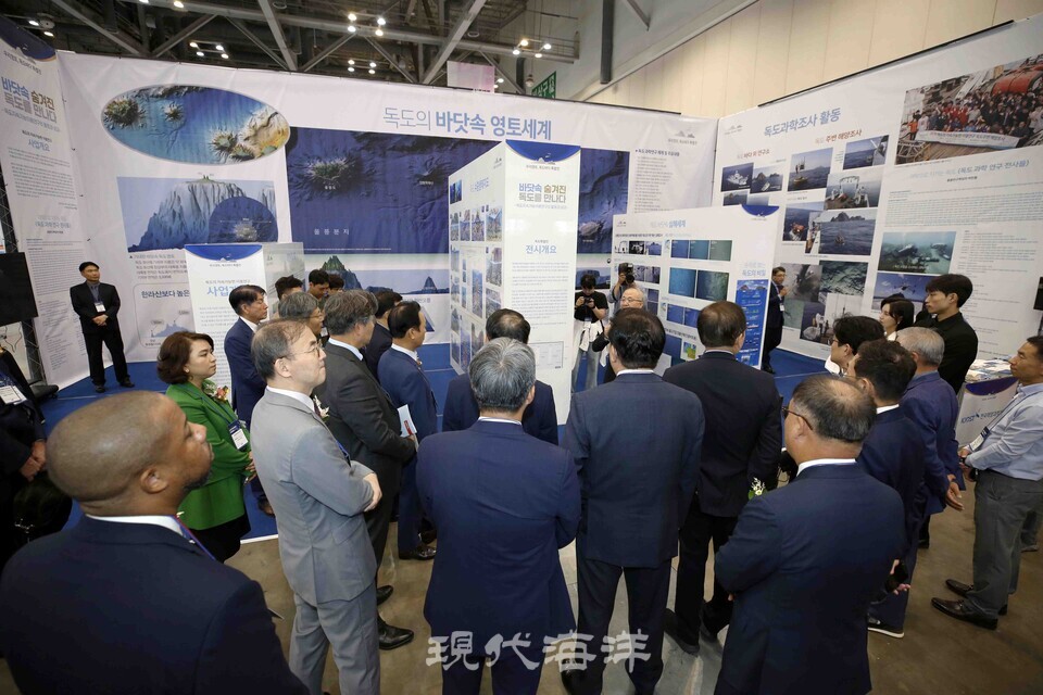 16일 조선해양플랜트국제전시회를 찾은 관람객들이 KIOST ‘우리 영토, 독도 바다' 특별전시회 부스에서 박찬홍 독도전문연구센터장의 전시 설명을 듣고 있다. 사진_박종면 기자