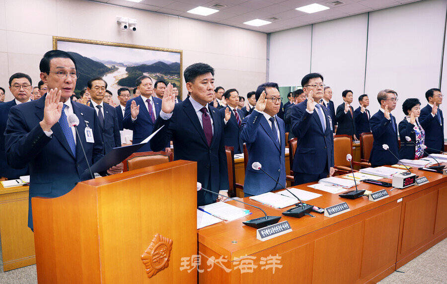 지난달 14일 열린 국감에서 노동진 수협중앙회장 등 9개 기관 증인들이 증인선서를 하고 있다.
