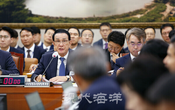 노동진 수협중앙회장이 의원들의 질의에 답변하고 있다.