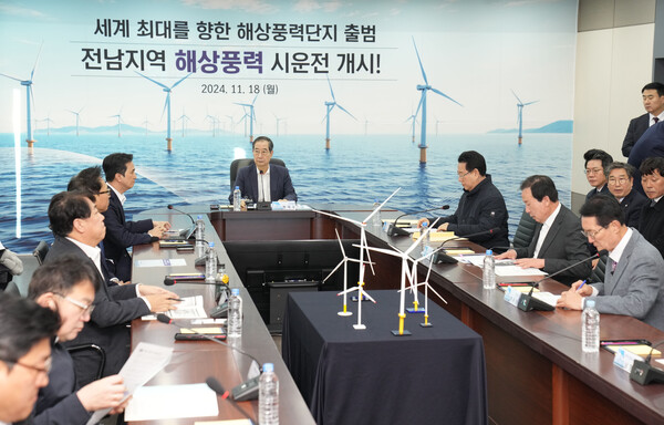 18일 목포 신항만에서 열린 해상풍력 간담회에서 한덕수 국무총리가 모두 발언을 하고 있다(사진=전남도).