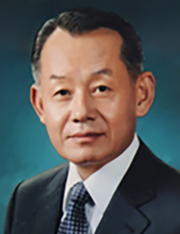 최윤희 총재는 해군사관학교를 거쳐 경기대 국제정치학 석사 취득, 경남대 정치외교학으로 박사 수료했다. 또한 미국 메릴랜드 대학에서 국제정치학을 공부했다. 그는 해군사관학교장, 해군참모총장, 합동참모의장을 역임했으며, 현재 대한민국해양연맹 총재, 한국해양산업총연합회 회장으로 활동하고 있다.