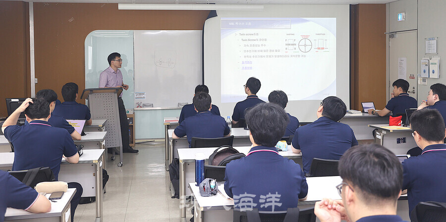 강정구 연수원 교수가 오션폴리텍 과정 수업을 진행하고 있다.