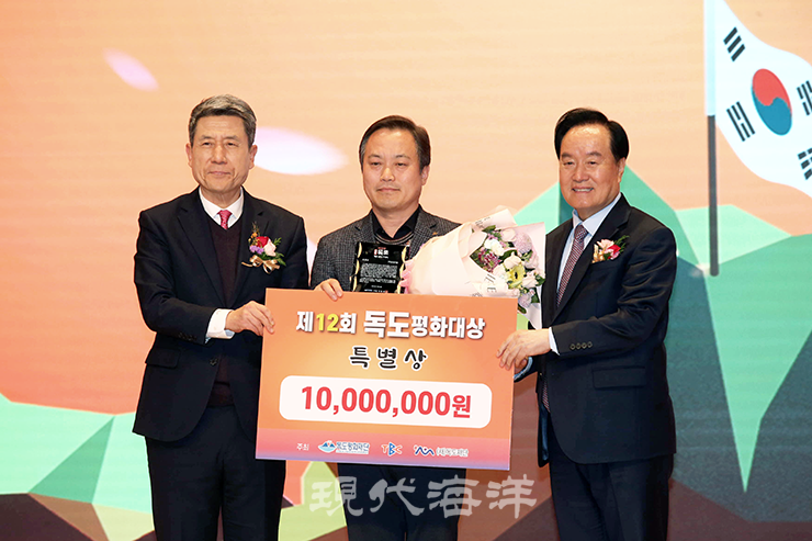 김 포장지에 독도 표기를 고수해 주목을 받았던 ㈜성경식품이 제12회 독도평화대상 특별상을 수상했다.