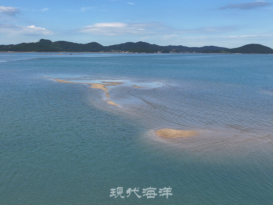 가로림만은 바닷물이 빠지면 모습을 드러내는 모래밭이 곳곳에서 확인된다. 이곳을 ‘풀등’이라 한다. 해양생물의 중요한 서식지이기도 하다.