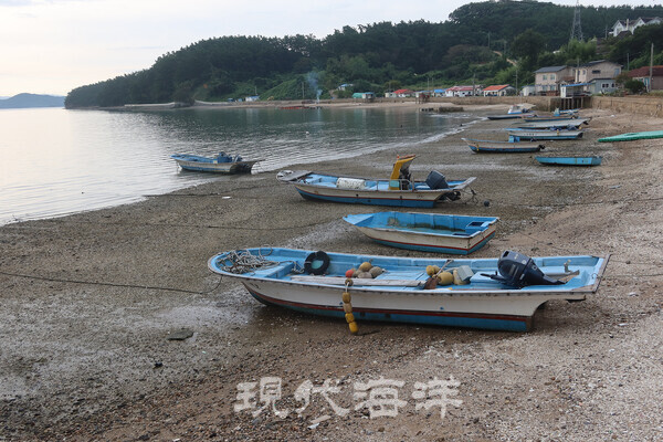고파도항은 썰물에는 배들이 모두 갯벌 위에 눕는다.