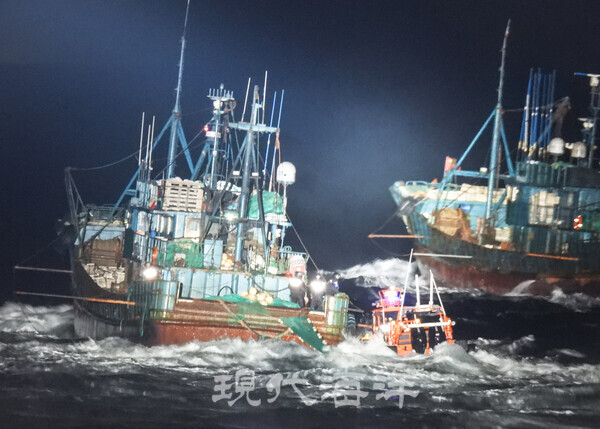 지난 9월 24일 새벽 4시 대청도 남서쪽 58km 해역에서 서해5도특별경비단 소속 해상특수기동대가 등선 방해물을 설치한 400톤 급 불법조업 외국어선을 단속하고 있다.