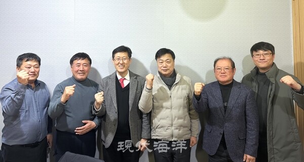 지난 3월 1일 제19회 수산해양레저법정책연구회가 충남 태안군 태안읍과 서산시 대산읍 삼길포항 현장에서 개최됐다. 연구회 참석자간 기념 사진을 촬영하고 있다.