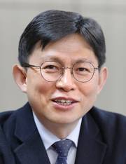 최용석 원장은 부경대 양식학과와 이 대학원 수산생물학과를 졸업하고 일본 북해도대 수산과학연구과에서 석사학위를 취득했다. 최 원장은 1995년 수산 기술고시에 합격해(30회) 공직에 입문한 뒤 주일본 대한민국대사관 주재관, 해양수산부 장관 비서관, 수산정책과장, 감사담당관, 어촌양식정책과장, 어업자원정책관, 수산정책관, 수산정책실장 등 주요 보직을 거친 후 지난해 1월 29일 국립수산과학원장에 취임했다.